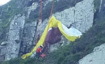 Bombeiros resgatam homem após acidente de paraglider em Torres