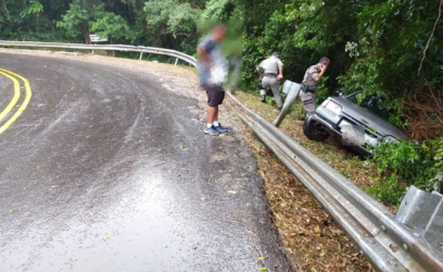 Motorista perde o controle do carro e sai da pista em curva do Morro da Borússia