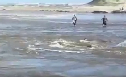 VÍDEO: após minutos de sufoco no mar, idoso é resgatado com vida no Litoral