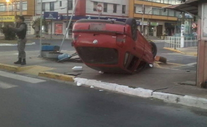 Motorista embriagado capota veículo no centro de Tramandaí
