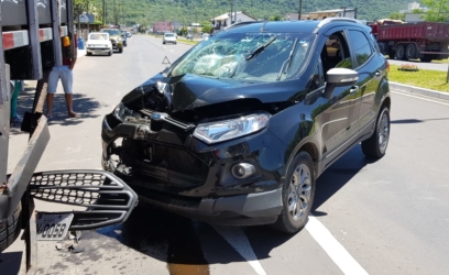 Veículo colide em caminhão e deixa motorista ferido em Osório