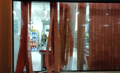 Criminosos atiram para o alto durante ataque a caixa eletrônico, dentro de mercado, em Arroio do Sal