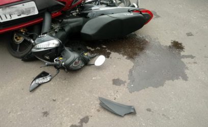 Mãe e filha tem suspeitas de fraturas após colisão entre carro e moto em Osório