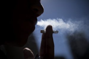 Indústria de cigarros é condenada a indenizar viúva no estado