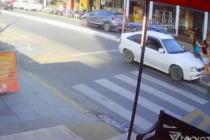 Câmera de vigilância flagra atropelamento de pedestres no centro de Tramandaí (video)