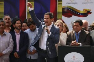 Venezuela pede proibição de Guaidó sair do país e bloqueio de bens